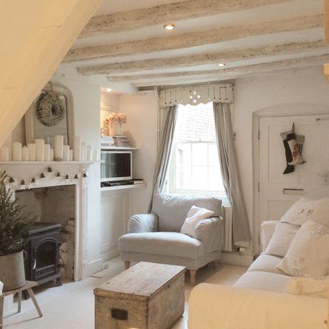 1,089 Likes, 41 Comments - Lois Cox (@vintage.white) on Instagram: “Just updating photos for the estate agent!” Cottage Lounge, Chic Living Room Decor, Simple Pop, Small Living Room Design, Cosy Living, Shabby Chic Living Room, Cottage Living Rooms, Cosy Living Room, Cottage Interior