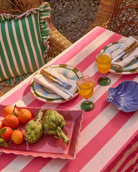 Colorful Tablescapes, Fancy Table, Hosting Dinner, Eclectic Wedding, Table Setting Decor, Dream Party, Casa Exterior, Summer Tables, Colorful Table