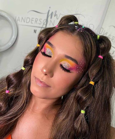 maquiagem de Carnaval neon Hairstyles For Neon Party, Neon Hair Accessories, Crazy Party Outfits, Circus Hairstyles, Crazy Hair Day For Teachers, Ideas Para Carnaval, Pride Hairstyles, Crazy Hair Styles, Outfit Carnaval