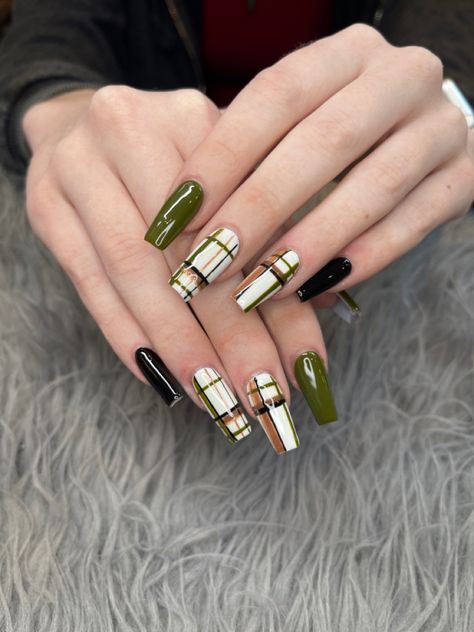 Scotland Inspired Nails, Gel Nails Lines, Plaid Nails Designs, Solid Black Nails, Green Plaid Nails, Black Nails With Gold Glitter, Pink Valentine Nails, Nails Lines, Black Nails With Gold