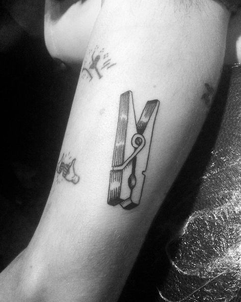 Clothespin Tattoo, Tatuajes Harry Styles, Net Tattoo, Pin Tattoo, Belly Tattoos, Ribcage Tattoo, Harry Styles Tattoos, Tattoo Minimalist, Gang Gang