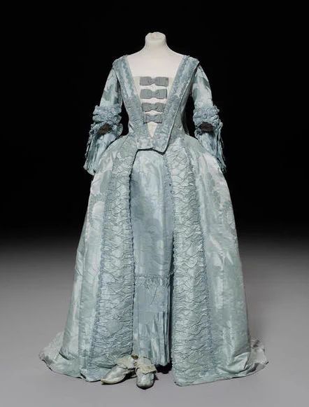 (2) Kitty Pridden on X: "#FridayNightFrills An 18th century Watteau pleat/sack back robe and matching petticoat, circa 1775. https://t.co/axq8q8Ovgb" / X 18th Century French Fashion, 1800 Fashion, 1770s Fashion, Rococo Era, 18th Century Dresses, 1700 Fashion, 18th Century Women, Vintage Attire, Fashion Timeline