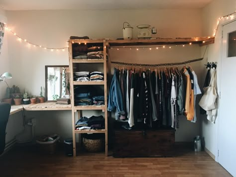 Open Organization Bedroom, Diy Walk In Closet On A Budget Spare Room, Room With No Closet Ideas, No Closet Bedroom, Diy Hanging Clothes, Bedroom Without Closet, No Closet Solutions Bedroom, Closet Guest Room, Open Closet Ideas