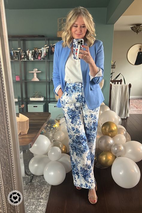 Loving these floral pants!! Blue Floral Pants Outfit, Floral Pants Outfit Summer, Floral Pants Outfit, Floral Palazzo Pants, Flair Pants, Jeans Outfit Spring, Target Jeans, Summer Pants Outfits, Floral Print Pants