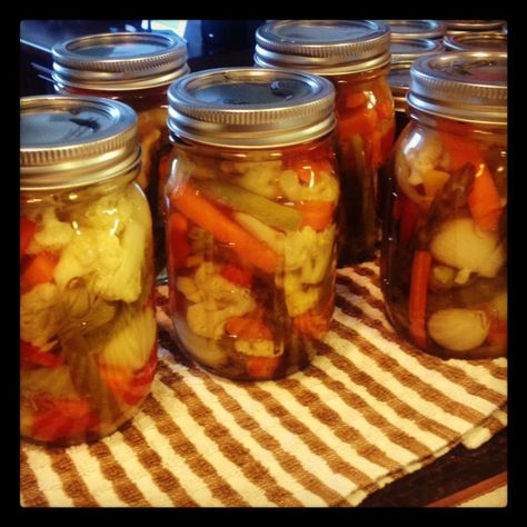 Image Canning Giardiniera Recipe, Pickled Veggies Recipe, Giardiniera Recipe, Quick Pickled Vegetables, Pickled Eggs Recipe, Hot Pickles, Fermented Veggies, Canning Ideas, Canning Pickles