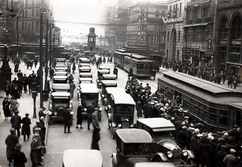 Detroit History Pictures 1920s Henry Ford founded Ford Motor Company in 1903, and the Dodge brothers and Chrysler also did business in Detroit. Detroit Cars, Journey To The Past, Detroit History, Motor City, Detroit Michigan, What Is Life About, Back In Time, Historical Photos, Old Photos