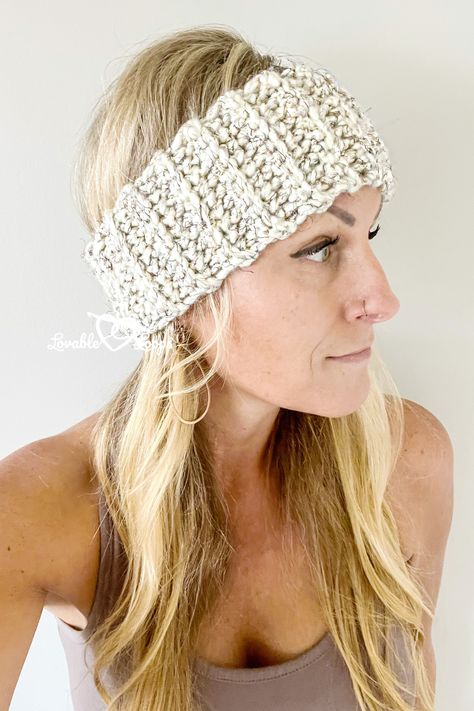 Free and easy Crochet Ear Warmer Pattern! This beginner friendly pattern uses super bulky yarn and works up quickly! Ear Warmer Pattern Free, Easy Crochet Ear Warmer, Crochet Ear Warmer Free Pattern, Bulky Yarn Crochet, Ear Warmer Pattern, Crochet Ear Warmer Pattern, Crochet Headband Pattern Free, Bow Holders, Crochet Patterns Free Beginner