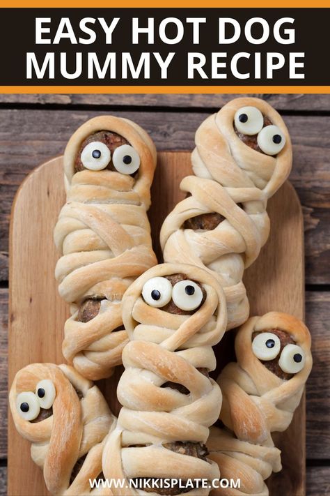 EASY HOT DOG MUMMY RECIPE; two ingredient mummy dogs using crescent dough and hot dogs. Easy fun Halloween recipe for kids! Hot Dog Mummy, Halloween Hotdogs, Fall Recipes Appetizers, Mummy Hot Dogs, Mummy Recipes, Mummy Dogs, Spooky Halloween Food, Plate Recipes, Appetizers Table