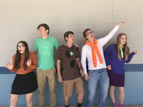 SCOOBY DOO GANG Easy group Halloween costumes Scooby Doo Characters Costumes, Scooby Doo Crew Costumes, Scooby Doo Halloween Costumes Group, Scooby Gang Halloween Costumes, Halloween Costumes Scooby Doo Gang, Gang Costumes, Halloween Coustumes, Halloween Costumes Friends, Spirit Week