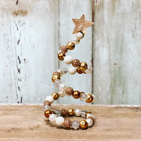 You can easily turn a wire hanger and a few beads into an amazing spiral tree. Rustic Christmas Tree Decor, Hanger Christmas Tree, Green Christmas Tree Decorations, Spiral Christmas Tree, Tree Ideas Christmas, Beaded Tree, Book Christmas Tree, Christmas Tree Beads, Spiral Tree