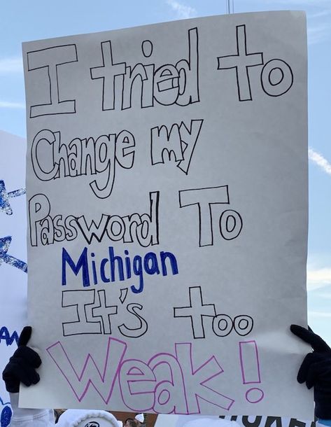 College Gameday Signs, College Gameday, Funniest Videos, South Dakota State, College Game Days, Bored At Work, Penn State, Michigan State, Ohio State