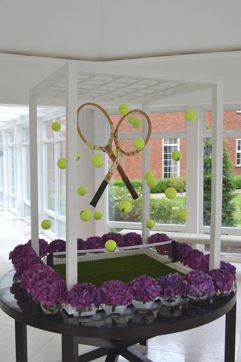 Great inspiration for a Wimbledon party decoration Tennis Court Design, Tennis Decorations, Tennis Crafts, Tennis Birthday Party, Wimbledon Party, Tennis Party Decorations, Sports Themed Cakes, Tennis Birthday, Tennis Party