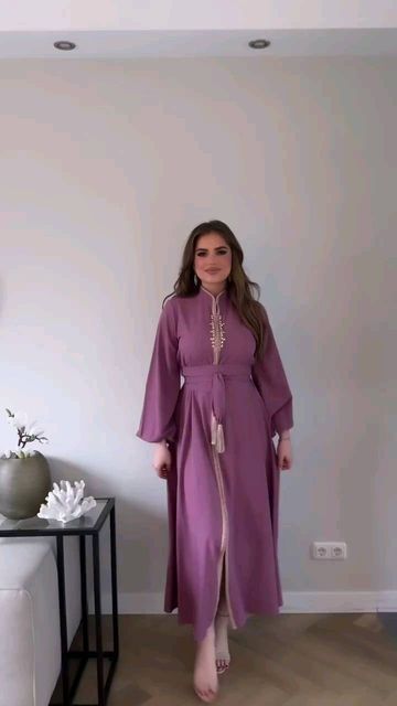 Caftan Simple Chic, Couture Dresses Short, Caftan Simple, Morrocan Fashion, Moroccan Clothing, Kaftan Designs, Blouse Casual Fashion, Stickers Art, Soiree Dress