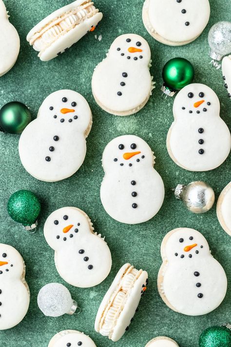 These snowman macarons are shaped like little snowmen and filled with eggnog buttercream and decorated with royal icing for the cutest Christmas macarons! Snowman Meringue Cookies, Christmas Themed Macarons, Snowmen Macarons, Snowman Macarons, Eggnog Buttercream, White Food Coloring, Macaron Template, Christmas Macarons, French Macaroons