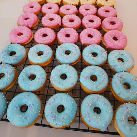 Cakes Donuts para festa de aniversário, chá revelação, casamento... Solicite seu orçamento! . . . . #cakedonuts #donita #donutart #donitas #minidonuts #minidonutspersonalizadas #minidonuts🍩 #minidonut #donuts Fancy Donuts, Mini Cake, Mini Donuts, Cake Donuts, Mini Cakes, Pretty Colours, Donuts, Pink Blue, Collage