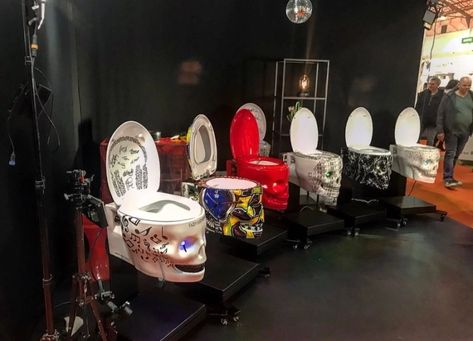 Skull Toilet, Tim Burton Decor, Skull House, Skull Furniture, Metal Aesthetic, Creative Halloween Decorations, Emo Dark, Fantasy Furniture, Black Rooms