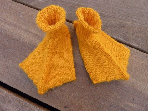 These Are Just Ducky - Knit A Pair Of Duck Feet, So Sweet - FREE Pattern! #knitting #freepattern 🦆 Duck Feet Crochet Pattern, Duck Slippers, Knit Duck, Crochet Baby Socks, Crochet Duck, Duck Feet, Knitted Slippers Pattern, Crochet Baby Shoes Pattern, Baby Shoes Pattern