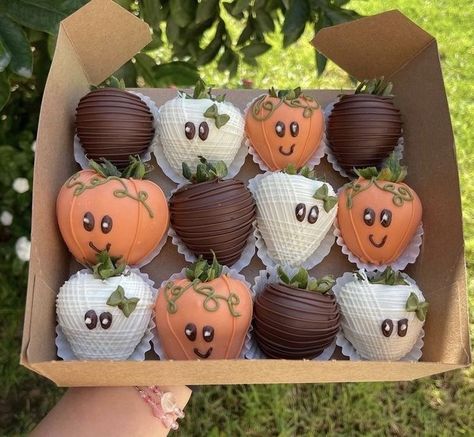 Chocolate Covered Strawberries Pumpkins, Mimosa Box With Strawberries, Birthday Covered Strawberries Ideas, Thanksgiving Covered Strawberries, Cute Halloween Chocolate Covered Strawberries, Halloween Birthday Strawberries, Halloween Edible Arrangements, Pumpkin Chocolate Covered Strawberries, Fall Chocolate Strawberries