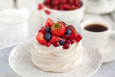 Recette pavlova facile aux fruits rouges | Supertoinette Pavlova Dessert, Mini Dessert Recipes, Patisserie Fine, Mini Pavlova, Anna Pavlova, Dessert Dips, Egg Tart, Childrens Birthday Cakes, Egg Dish