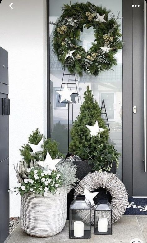 2023 Christmas Ideas, Christmas Planters, Christmas Interiors, Christmas Porch Decor, Christmas Garden, Front Porch Christmas Decor, Christmas Wreaths Diy, Christmas Centerpieces, Christmas Deco