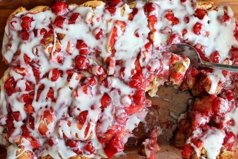 Cherry Cinnamon Rolls, Cinnamon Applesauce Ornaments, Best No Bake Cookies, Pillsbury Cinnamon Rolls, Breakfast Pastry, Cinnamon Roll Casserole, Canning Cherry Pie Filling, Recipe For Breakfast, Pillsbury Recipes