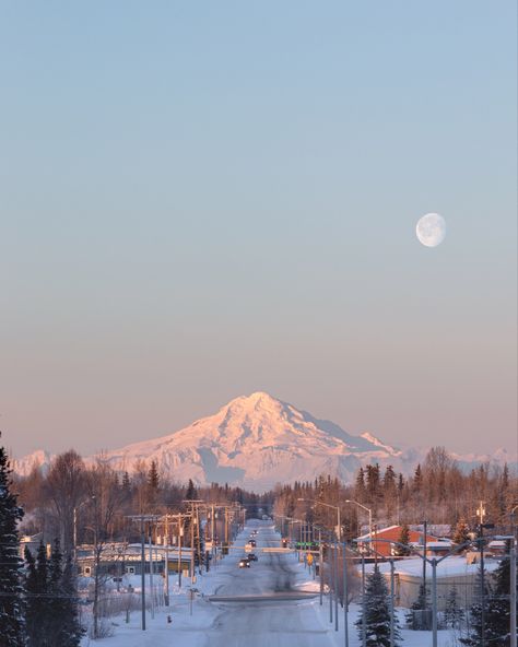 Have you visited Soldotna, Alaska yet? A cute town in the heart of Alaskas Kenai Peninsula. In the distance is Mt. Redoubt from across Cook Inlet. Follow me on IG if youre interested in more Alaska life 🏔️ Alaska Town Aesthetic, Alaska Trips, Alaska Town, Alaska Aesthetic, Soldotna Alaska, 2025 Prayer, Alaska Life, Alaska Nature, Girdwood Alaska