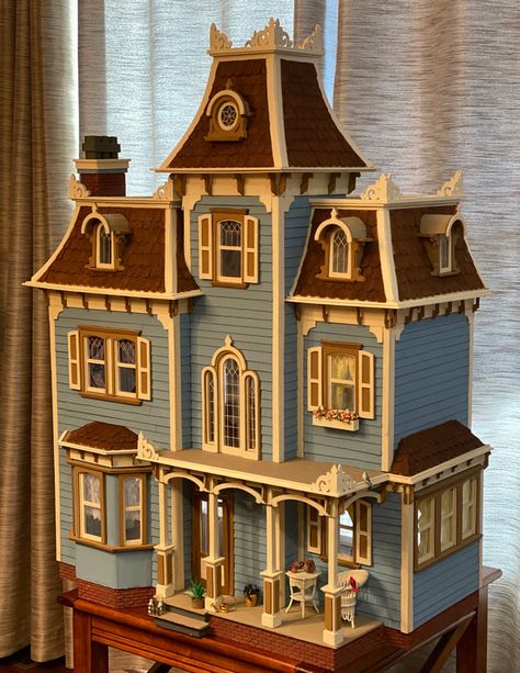 Beacon Hill - Nana's Dollhouses and Miniatures Dollhouses And Miniatures, Dollhouse Exterior Ideas, Beacon Hill Dollhouse, Victorian Dollhouse Miniatures, Dollhouse Interiors, Room Box Miniatures, Sims Builds, Magic House, Doll House Plans