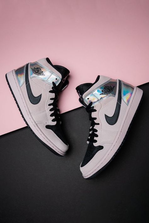 Nike Air Jordan Shoes Women, Shoes Wallpaper, Shoe Basket, Air Jordan 1s, Jordan Shoes Girls, All Nike Shoes, Shoes Sneakers Jordans, Nike Shoes Jordans, Nike Air Shoes