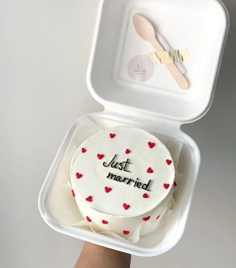 Just Married Mini Cake, Mini Engagement Cake, Small Just Married Cake, Just Married Cake Simple, Small Elopement Cake, Wedding Bento Cake, Elopement Cakes, Just Engaged Cake, Just Married Wedding Cake