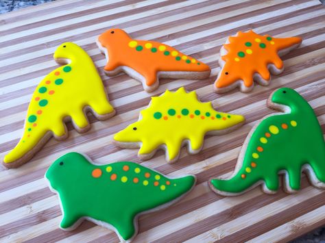 Dinosaur Cookies.... Dinosaur Cutout Cookies, Easy Dinosaur Cookies Royal Icing, Cookie Receipts, Cookies Board, Dino Cookies, Dinosaur Themed Party, Dinosaur Cookie, Bunny Bread, Food Decorating