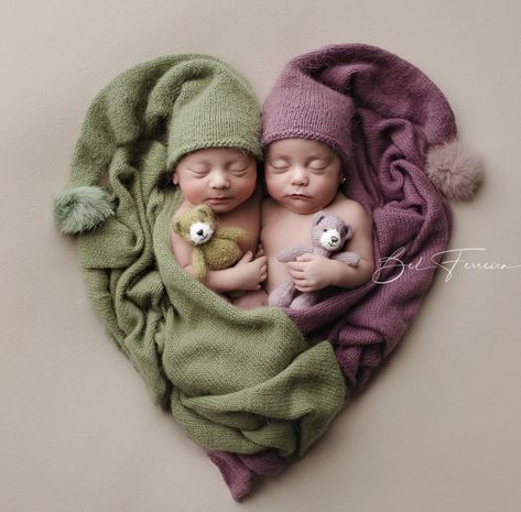 Twin Babies Pictures, Twin Photoshoot, Torturi Baby Shower, Newborn Twin Photos, Twin Baby Photography, Twin Baby Photos, Desain Ux, Twins Newborn, Twins Posing