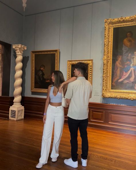 Museum Photo Ideas Couple, Museum Aesthetic Couple, Museum Pose Ideas, Art Museum Date Outfit, Museum Pose, Museum Pics, Museum Pictures, Sweet Snap, Mother Son Photos