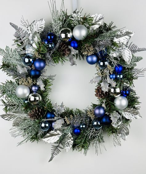 Blue And Silver Christmas Garland, Wedding Door Wreath, Blue Wreath Christmas, Christmas Decor Blue And Silver, Silver And Blue Christmas Decorations, Blue And Silver Christmas Tree Ideas, Blue And Silver Christmas Decor, Christmas Tree Blue And Silver, Blue Themed Christmas