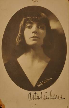 Asta Nielsen Asta Nielsen, Drawing Notes, Lost Memories, Extraordinary Women, Picture Postcards, Film Actress, Silent Film, Vintage Portraits, Budapest