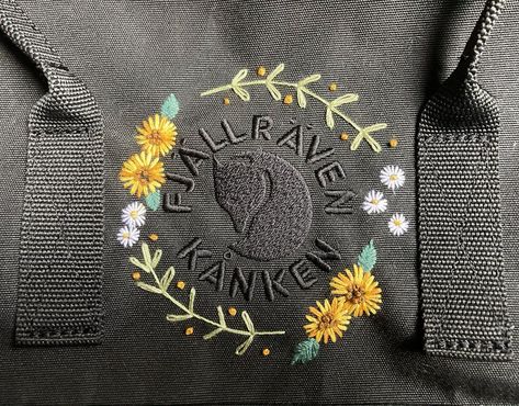 Fjallraven Embroidery, Kanken Embroidery, Sunflower Embroidery, Sunflowers And Daisies, Embroidery Bags, Fjallraven Kanken, Floral Embroidery, Creative Ideas, Sewing Projects