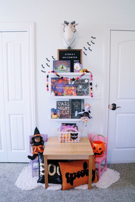 Bookshelf Decor Ideas, Halloween Boards, Book Ledge, Kids Bookshelf, Halloween Decor Diy, Daycare Room, Diy Halloween Decor, Halloween Garland, Special A