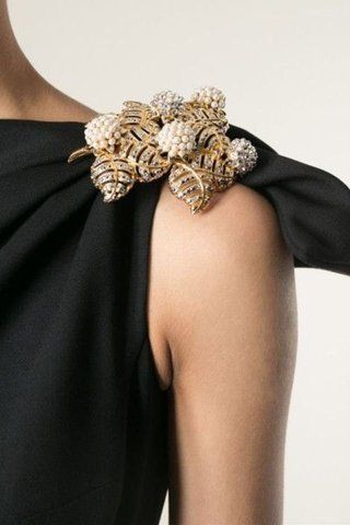 How to Wear Pins and Brooches Brooch Dress, Estilo Real, I Love Jewelry, Gold Flower, Shirt Collar, Fashion Details, Karl Lagerfeld, Fashion Magazine, A Black