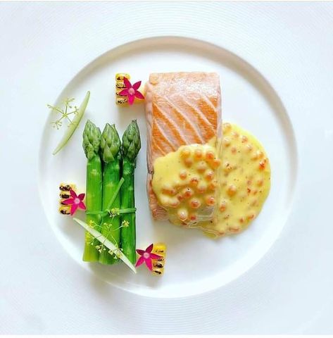 Salmon With Asparagus, Food Presentation Plates, Salmon Caviar, Food Plating Techniques, Grilled Salmon Recipes, Chefs Plate, Gourmet Dinner, Fine Dining Recipes, Belek