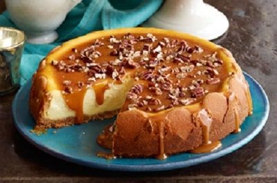 This gorgeous Praline Cheesecake combines the taste of pralines and cream in a cheesecake and and is very easy to make. Drizzle the caramel over the top and you have a winner for dessert! Praline Cheesecake, Pralines And Cream, Philadelphia Recipes, Biscuits Graham, Pop Cake, Turtle Cheesecake, Caramel Recipes, Kraft Recipes, Vanilla Wafers