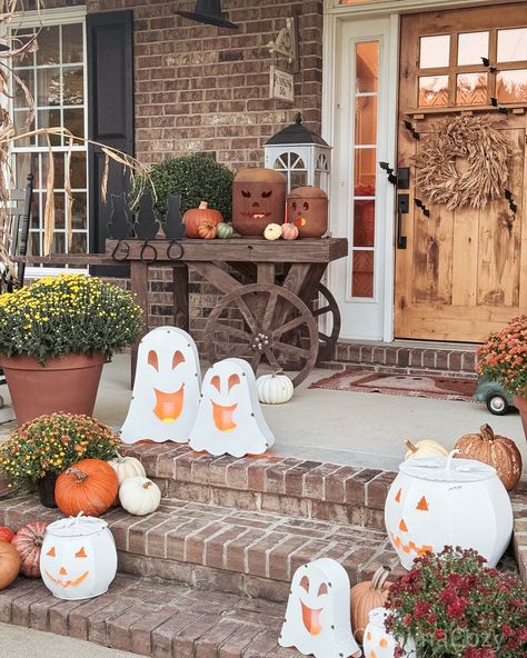 Does anybody else love to use cornstalks for their porch? This year, I really wanted to use some branches and put some faux fall leaves on it, but unless we go into a forest somewhere, I’m not finding any here around the lake! 😅 Swipe through to see my porch views, and comment LINKS to shop my Jacks, ghosts, and more! Take 25% off my Hocus Pocus sign with code CAROLINACOZY My white Jacks are on sale! 🙌 Happy Friday Eve y’all! Halloween front porch | Halloween decor | Halloween decor... Front Porch Halloween Decor, Porch Halloween Decor, Hocus Pocus Sign, Front Porch Halloween, Porch Halloween, Happy Friday Eve, Friday Eve, Halloween Front Porch Decor, Halloween Front Porch