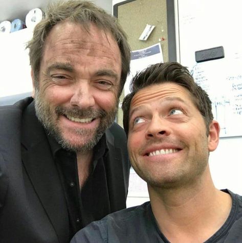 Crowley Supernatural, Supernatural Actors, Bobby Singer, The Fallen Angel, Jensen And Misha, Mark Sheppard, Supernatural Pictures, Supernatural Destiel, Tv Supernatural