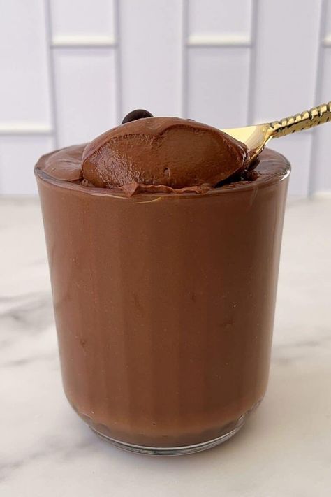 protein chocolate mousse is the perfect healthy dessert that is also indulgent. easy to make and the perfect cookie to make this summer when you're craving chocolate. Low Cal Chocolate Mousse, Chocolate Protein Powder Desserts, Protein Chocolate Mousse, Low Cal Chocolate, Aip Foods, Protein Mousse, Healthy Chocolate Mousse, Healthy Pudding, Craving Chocolate