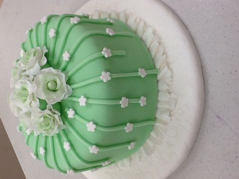 Sora Han made the most beautiful cake in Course 3 - Gum Paste and Fondant at AC Moore in. Davie , Florida 954-868-9100 for more info Green Fondant Cake, Fancy Desserts Presentation, Davie Florida, Fancy Desserts Recipes, Fondant Cakes Birthday, Roses Cake, Christmas Pastries, Dessert Presentation, Girly Cakes