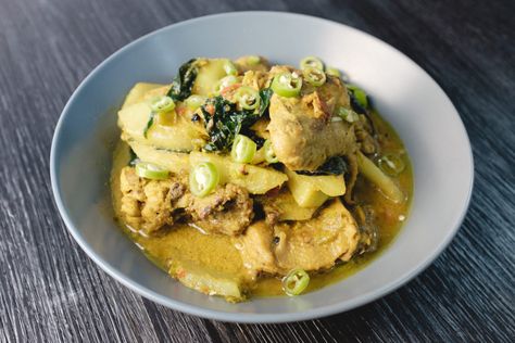 If you're a fan of Bicol dishes and spicy food, try cooking Bicol Ginataang Manok at home. Click here for the full recipe. Ginataang Manok Recipe, Ginataang Manok, Coconut Milk Stew, Chicken In Coconut Milk, Coconut Milk Chicken, Green Papaya, Healthier Recipes, Spicy Food, Ground Turmeric