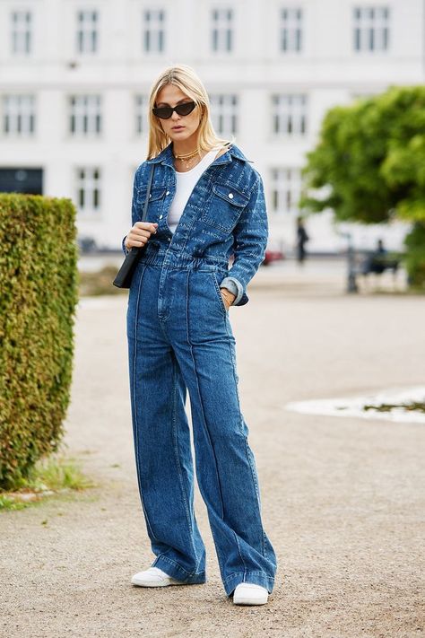 Denim Jumpsuit Styling, Denim Jumpsuit Street Style, Jeans Jumpsuit Outfit, Boilersuit Outfit, Boiler Suit Outfit, Jean Jumpsuit Outfit, Looks Total Jeans, Astro Dust, Denim Boiler Suit