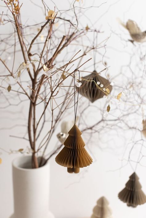 Minimalist Christmas Tablescapes, Scandi Christmas Tree, Japandi Christmas Decor, Japandi Christmas, Christmas Tree Decor Ideas 2023 Trends, Nordic Christmas Scandinavian Style, Christmas Scandinavian Style, Christmas Tree Forest, Minimalist Christmas Decor