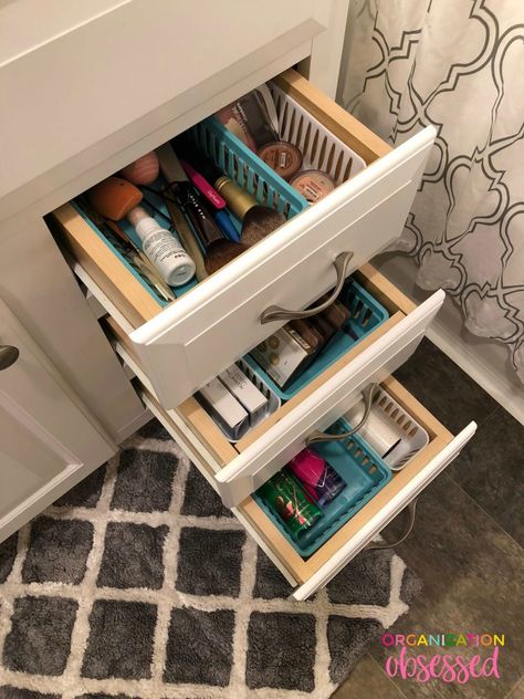 How to organize bathroom drawers Narrow Bathroom Drawer Organization, Update Old Bathroom, Organize Bathroom Drawers, How To Organize Bathroom Drawers, Drawers Organization, Ideas For Bathrooms, Organize Bathroom, Glamorous Bathroom Decor, Bathroom Organization Hacks