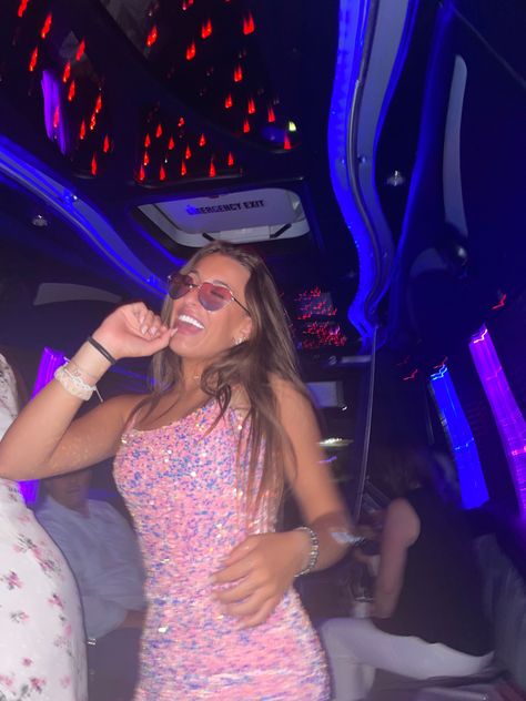 Party Bus Photoshoot, Party Bus Pictures, Prom Sunglasses Picture, Hoco Pics With Sunglasses, Party Bus 21st Birthday, Prom Sunglasses, Birthday Party Bus, Prom Party Bus, Sweet 16 Party Bus