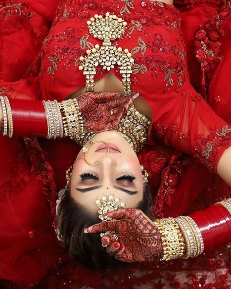 Bridal Chooda, Indian Bride Poses, Indian Bride Photography Poses, Indian Wedding Poses, Bride Photos Poses, Bridal Jewellery Inspiration, Pengantin India, Bridal Photography Poses, Indian Bridal Photos