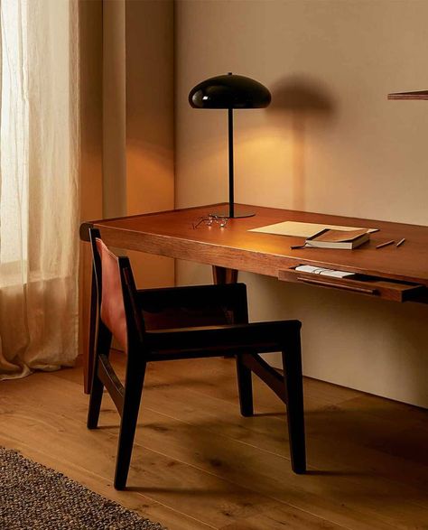 Zara Home Office, Italian Apartment, Furniture Design Table, Iconic Furniture Design, Home Office Table, Inspiring Interiors, Iconic Furniture, Architecture Interiors, Home Desk